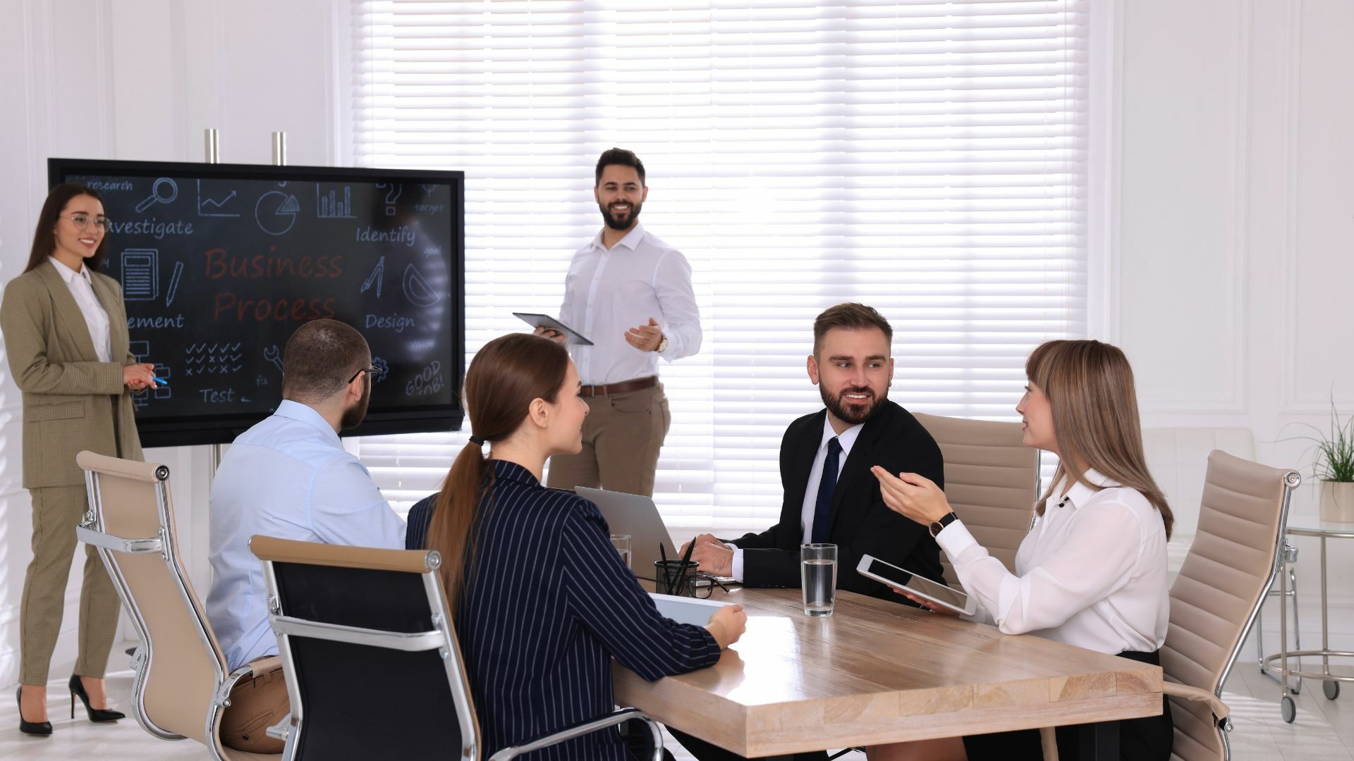 Femme parle en anglais lors une presentation de travail